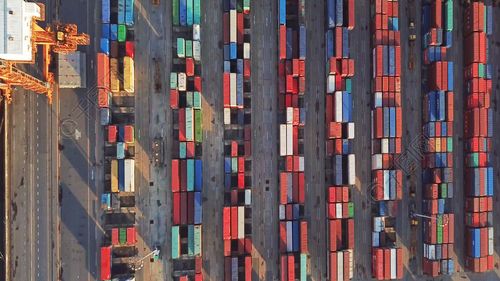 集装箱货船的空中俯视在城市城市进出口业务和物流国际货物用起重机将